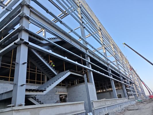 Dekoratif alüminyum panel ve cam perde duvarı tasarlanmış modern prefab çelik yapısı ticari binalar