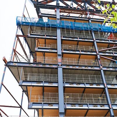 Q235/Q345 çelik ve yangına dayanıklı malzemelerle prefabrik çelik yapı binası 20-50 yıllık hizmet ömrü için