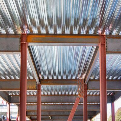 Yüksek dayanıklılıklı çelik prefabrik çelik binası, 50+ yıllık ömrü ve endüstriyel ve ticari kullanım için özelleştirilebilir tasarımı